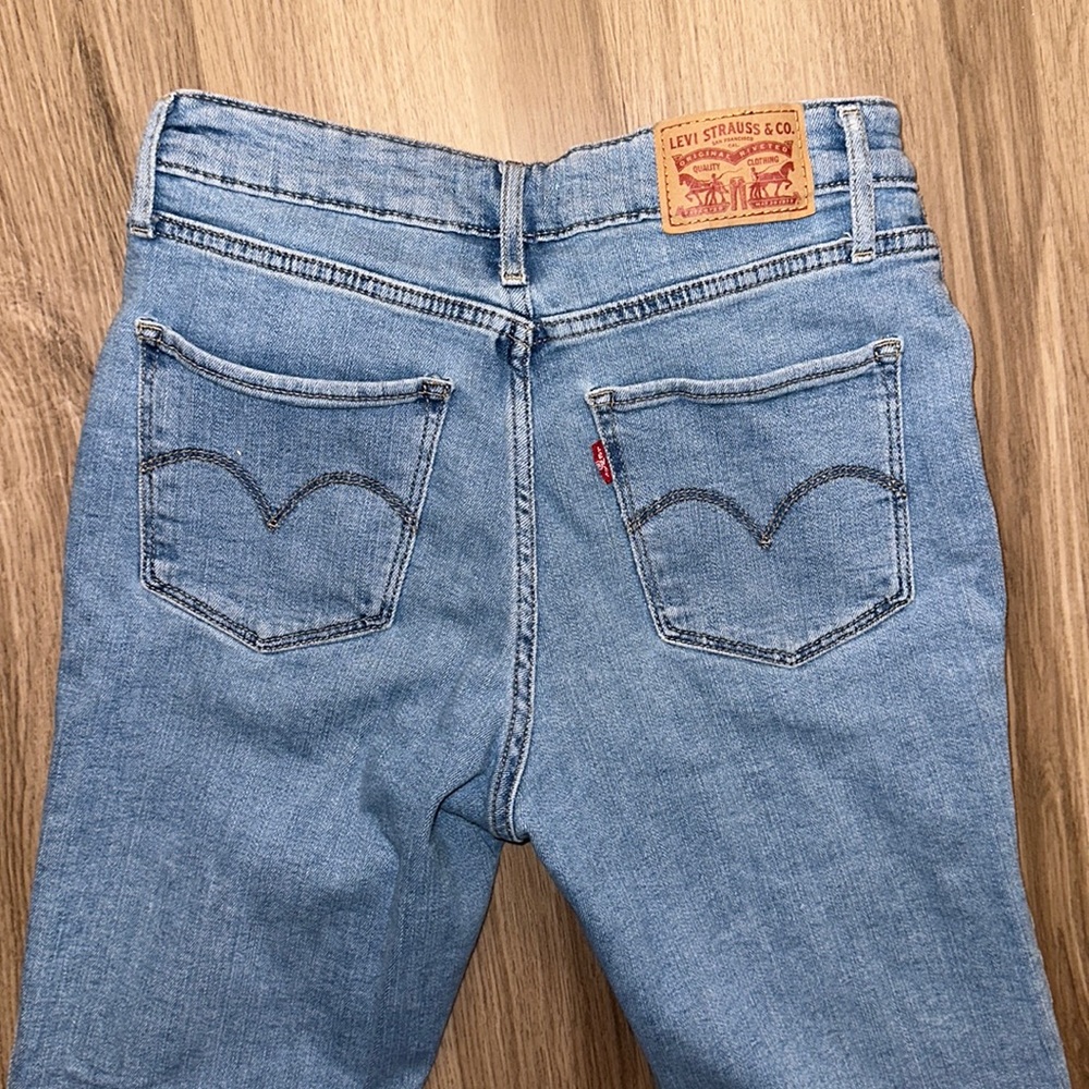 Levi’s 721 High Rise Skinny Jeans Size 28 Medium Wash Denim Distressed- like new